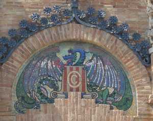 Drac a la porta del carrer Mèxic.