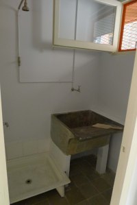 Habitació amb dutxa i safareig.