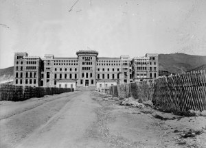 Escola+P%C3%ADa+en+construcci%C3%B3%2C+Sarri%C3%A0.+%2Cc+.1894.+AFB.+J