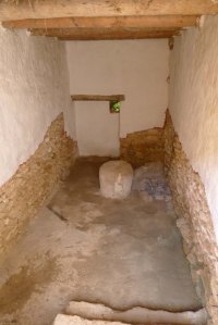 Recinte de culte amb l'altar al centre.