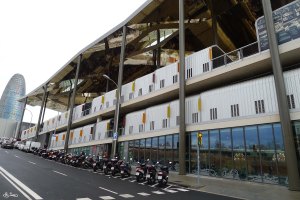 Façana lateral al cantó del Bosquet dels Encants.