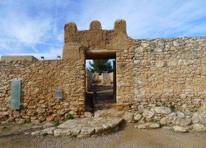 Porta i tram de camí empedrat.
