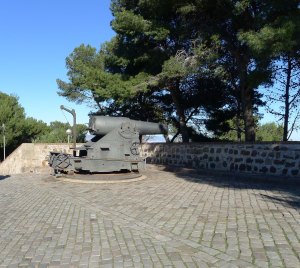 Canó a l'entrada del castell.