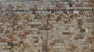 Arcuacions cegues i lesenes al campanar.