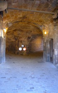 Túnel d'entrada al recinte del castell.