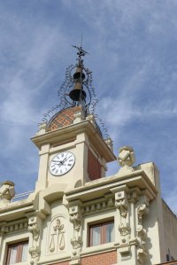 Detall de la torre del rellotge de la Casa de la Vila.