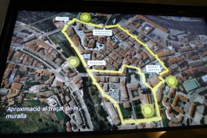 Plafó interactiu sobre la muralla medieval.