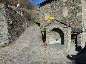 Carrer i font al costat de Sant Jaume.