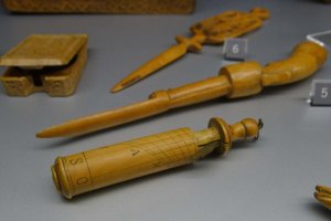 Objectes usats pels pastors. En primer terme un rellotge de sol de butxaca.