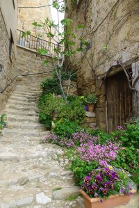 Un dels carrers que pugen cap al castell.