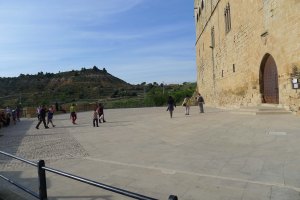 Pati d'armes i façana del castell.