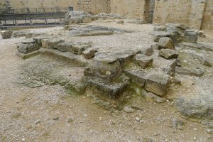 Pati superior del castell amb la roca i els bassaments d'un claustre.