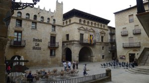 La plaça amb l'Ajuntament i la fonda, a l'esquerra.
