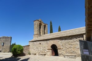 Santa Maria amb la torre del castell al fons.