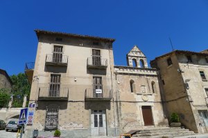 Can Gaudí i la capella de Jesús.