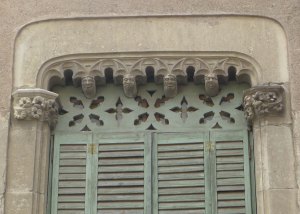 Detall de finestra de la Casa Carreras.