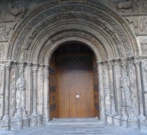 Porta amb les escultures de Sant Pere (esquerra) i Sant Pau (dreta).