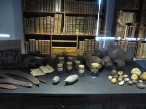 Vitrina amb mobles i objectes originals del gabinet.