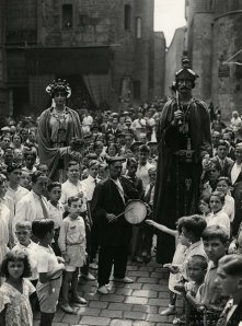 Els gegants a la plaça Nova. 1932. Foto: Sagarra i Torrents-Arxiu AFPN.