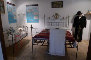 Alcova amb el vestit de nuvi.