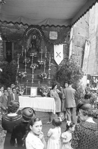Altar davant la imatge de Sant Roc. 1941. Foto: Brangulí-ANC.