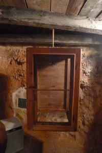 Carnera penjada al celler.