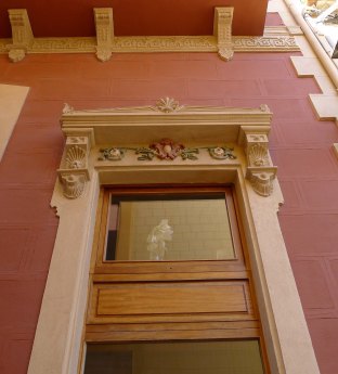 Detal d'una finestra del Centre Artístic.