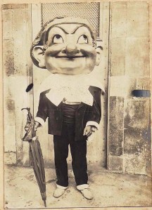 Capgròs Cu-cut a la plaça Nova. 1907. Arxiu AFPN.