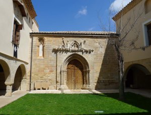 Portalada i claustre.