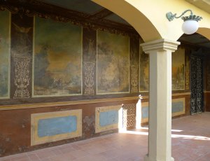 Porxada de Can Sora amb les pintures murals.