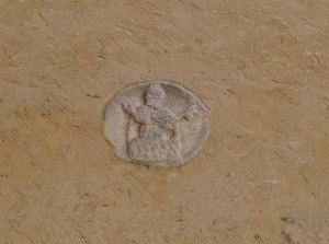 Detall d'una fugura de Sant Pere a la paret del campanar.