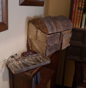 Instrumental i maleta del doctor Bonifaci.