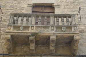 Balcó de la casa de davant de l'església.