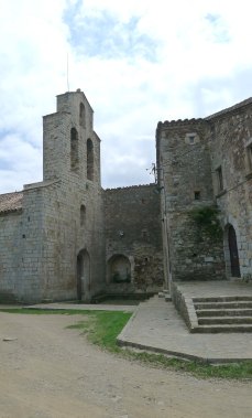 L'església i la casa prioral.