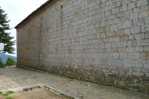 Pared nord de l'església amb diferent tipus de construcció.