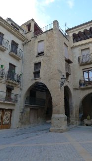 La Plaça i porxada d'accés al carrer de l'Església.