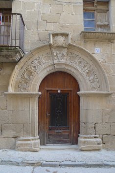 Portal d'un carrer.