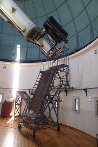 Telescopis i escala per a fer observacions.