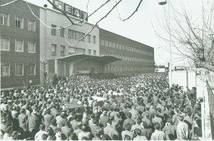 Assemblea davant l'edifici principal de SEAT.