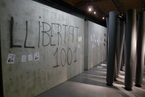 Reproducció d'un mur amb una pintada a l'exposició.