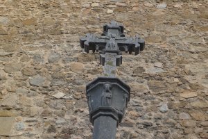 Detall de la creu de terme gòtica.
