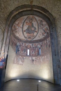 Absis central amb la reproducció de les pintures murals.