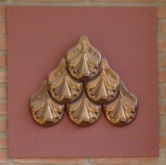 Mostra de rajoles amb daurats.