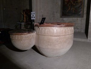 Pila baptismal doble d'estil romànic.