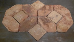 Rajoles aspres sense decorar per terres.