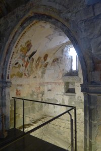Capella gòtica amb restes de pintures originals.