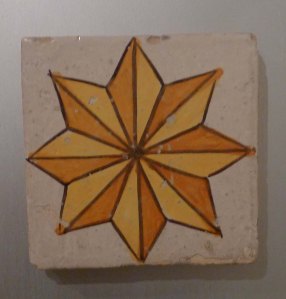 Rajola amb motiu de rosa dels vents.