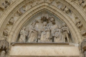 Timpà amb l'escena dels Reis d'Orient.