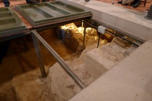 Accés al subsòl de l'església.