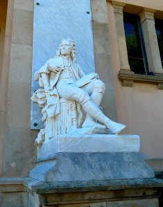 Estàtua sedent de Jaume Salvador.